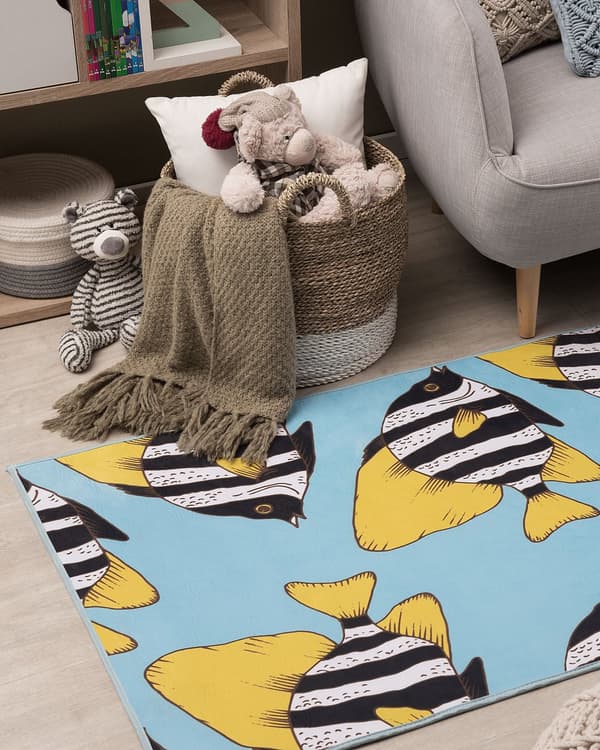 Flerfarvet børnetæppe 80 x 140 cm med gul fisk til et børneværelse