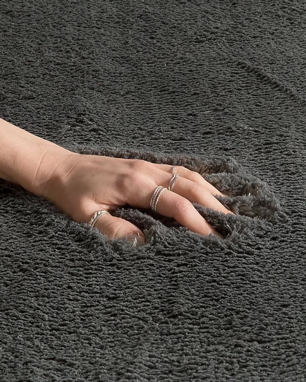 Gulvtæppe Mørkegrå Polyester og Bomuld 80 x 150 cm Dekorativ Blød Fluffy Shaggy Uld Tæppe til Gulv Entré Indendørs Moderne Pigeværelse Stue