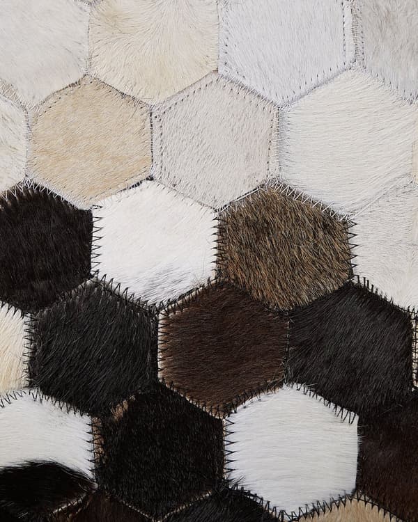 Matto beige ruskea lehmännahka 140 x 200 cm käsintehty geometrinen kuvio industriaalinen tyyli
