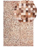 Pikkukuva 1 / 7: Matto ruskea beige lehmännahka 140 x 200 cm geometrinen tilkkukuvio käsintehty moderni tyyli