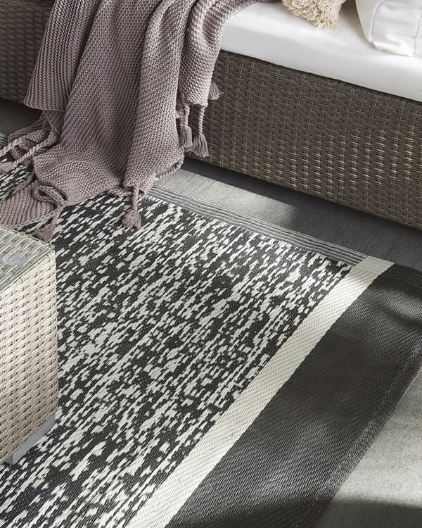 Utomhusmatta 120 x 180 cm i Svart och Vit Färg av Syntetiskt Material Miljövänlig i Modern och Minimalistisk Stil