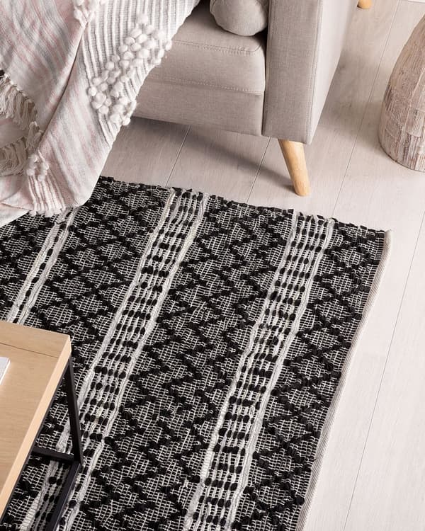 Matto beige musta nahka puuvilla 140 x 200 cm käsintehty kalanruotokuvio boho tyyli