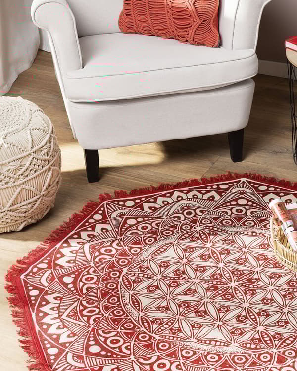 Matto kermanvalkoinen punainen puuvilla ⌀ 120 cm käsintehty hapsut itämainen kuvio boho tyyli