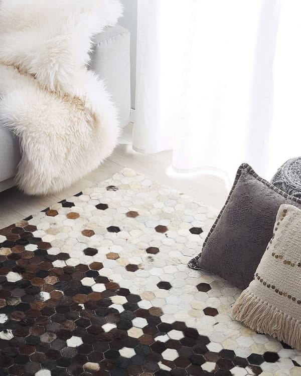 Gulvtæppe Beige Brun Læder og Polyester 140 x 200 cm Dekorativ Håndlavet Bikage Mønstret Patchwork Tæppe Koskind Rustik stil til Stue Sofabord