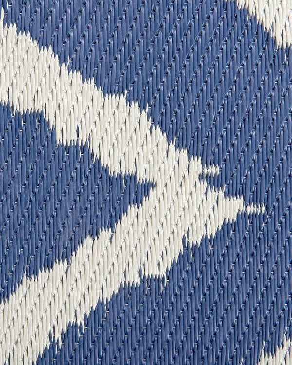 Udendørs tæppe marineblå med hvidt syntetisk materiale tilbehør til altanen rektangulær måtte 120 x 180 cm zigzag