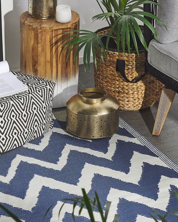 Udendørs tæppe marineblå med hvidt syntetisk materiale tilbehør til altanen rektangulær måtte 120 x 180 cm zigzag
