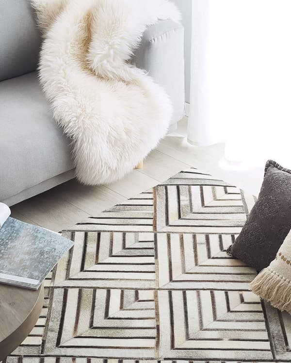 Matto beige lehmännahka 140 x 200 cm käsintehty geometrinen tilkkukuvio retro tyyli