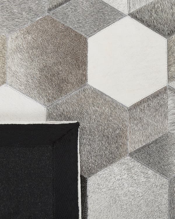 Matto harmaa valkoinen lehmännahka 140 x 200 cm käsintehty geometrinen tilkkukuvio glamour tyyli