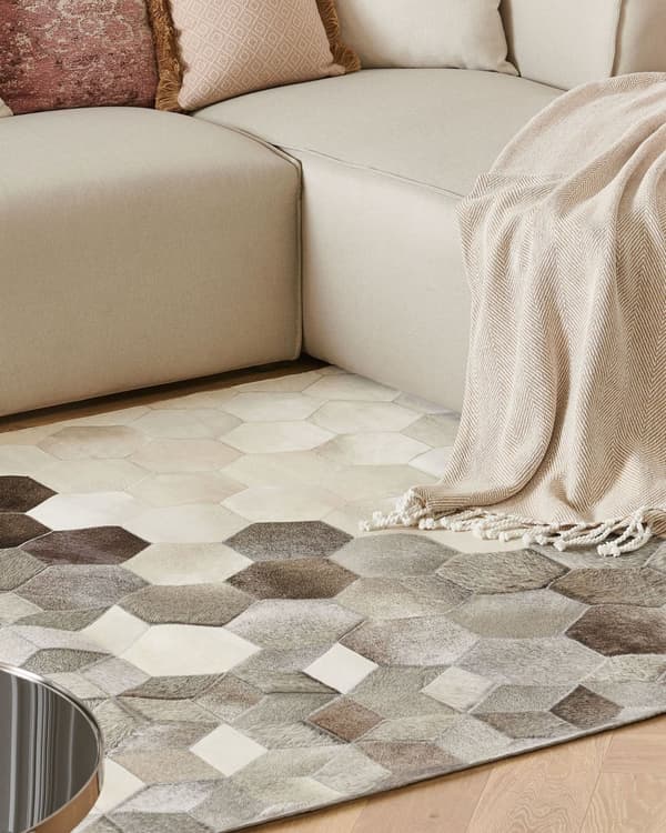 Matto harmaa valkoinen lehmännahka 140 x 200 cm käsintehty geometrinen tilkkukuvio glamour tyyli