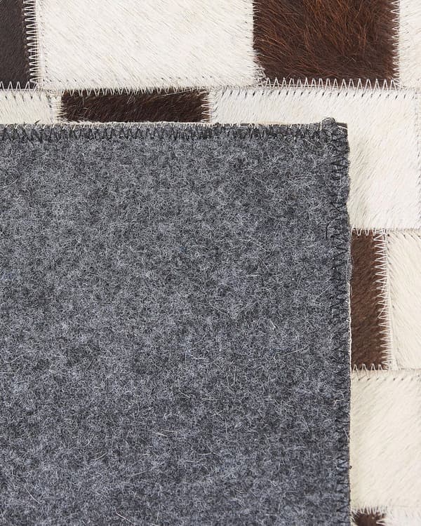Matto ruskea/beige lehmännahka 140 x 200 cm geometrinen neliö tilkku kuvio