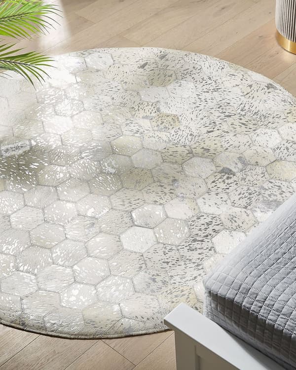 Gulvtæppe Beige Sølv Læder med Filt ø 140 cm Patchwork Håndvævet Rundt Koskind Glamourøst Bikage Mønster Design Stue Soveværelse Indretning