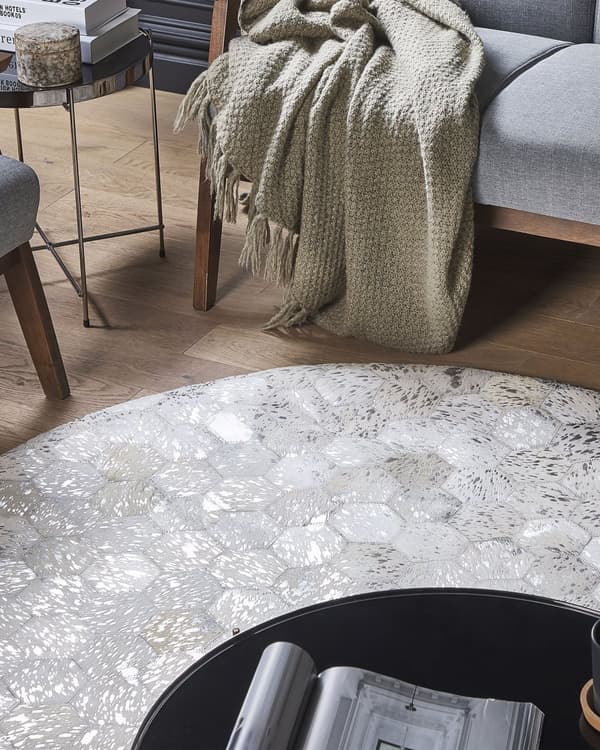 Gulvtæppe Beige Sølv Læder med Filt ø 140 cm Patchwork Håndvævet Rundt Koskind Glamourøst Bikage Mønster Design Stue Soveværelse Indretning