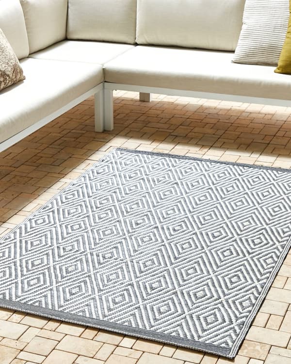 Udendørs tæppe grå syntetisk materiale geometrisk mønster 120 x 180 cm balkon dekoration