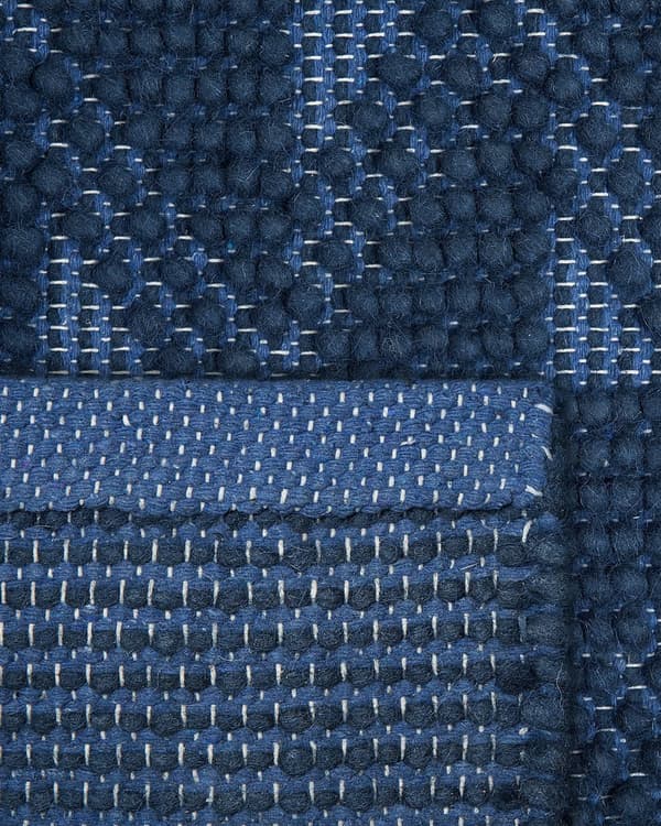 Blåt uldtæppe 140 x 200 cm geometrisk mønster håndvævet fortov moderne stil