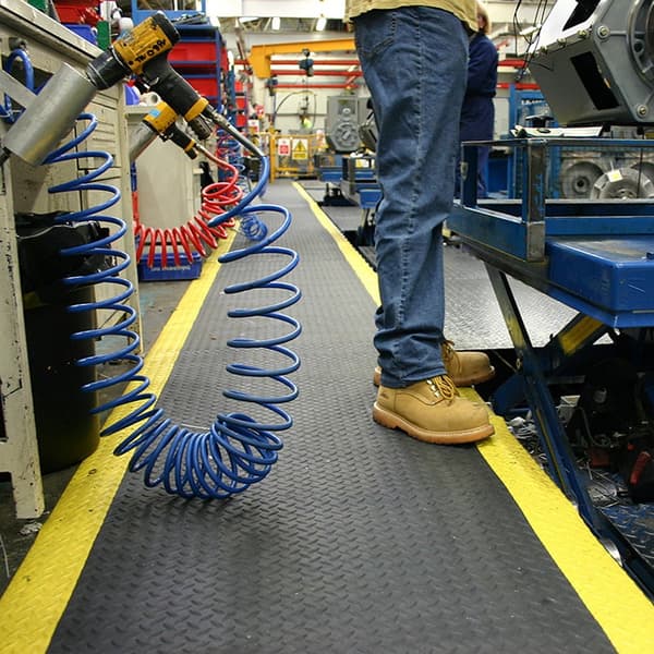 Ergonomisk værkstedsmåtte på rulle - Skrå gul kant - Bredde 90 cm - Tykkelse 15 mm