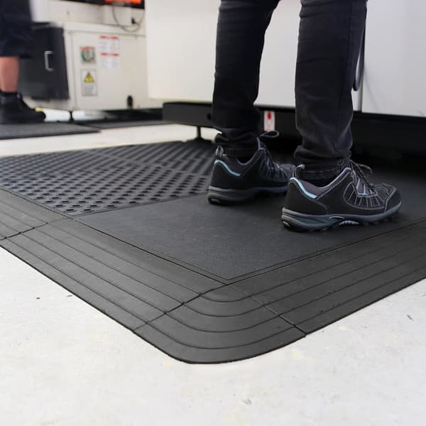 Modulaarinen työpajamatto - Anti-fatigue matto - Musta sivuosa naaras