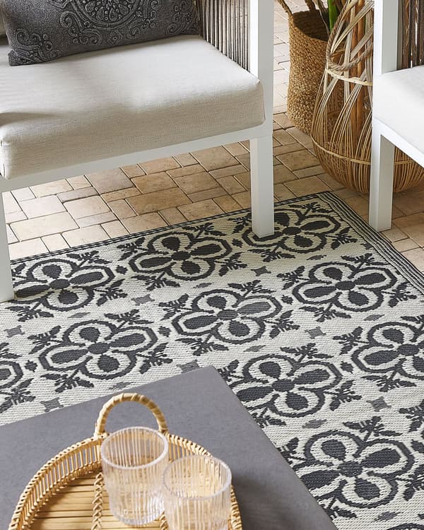 Utendørs teppematte i svart og hvitt syntetisk materiale 120 x 180 cm Blomstermønster Moderne