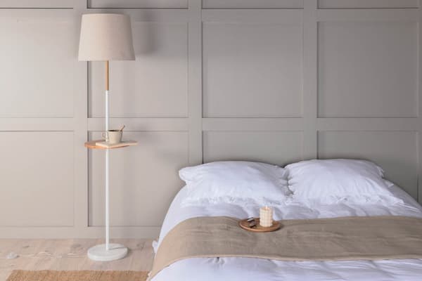 Hattman belysning golvlampa 36x36x165cm tyg beige, vit, trä.