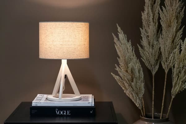 Kona belysning bordlampe 25x18x50,5cm stoff beige, hvit.