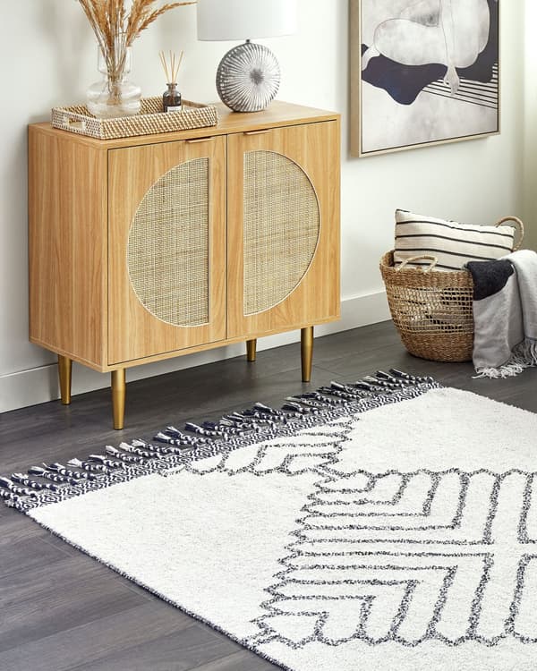 Matta Vit och Svart Bomull 140 x 200 cm Rektangulär med Tofsar Geometriskt Mönster Handvävd Modern Bohemisk stil Vardagsrum Sovrum