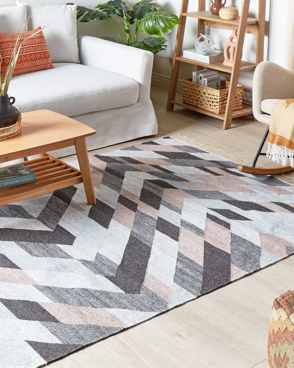 Matto monivärinen juutti 140 x 200 cm hapsuilla käsin kudottu boho-tyyli