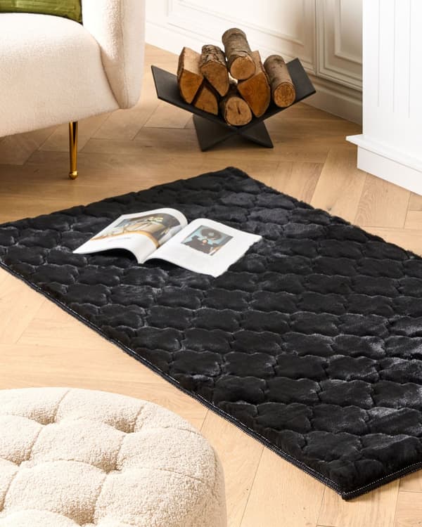 Teppe av imitert kaninpels Svart kunstig polyesterpels 80 x 150 cm Mykt, lurvet teppe med høy luv og spaliermønster