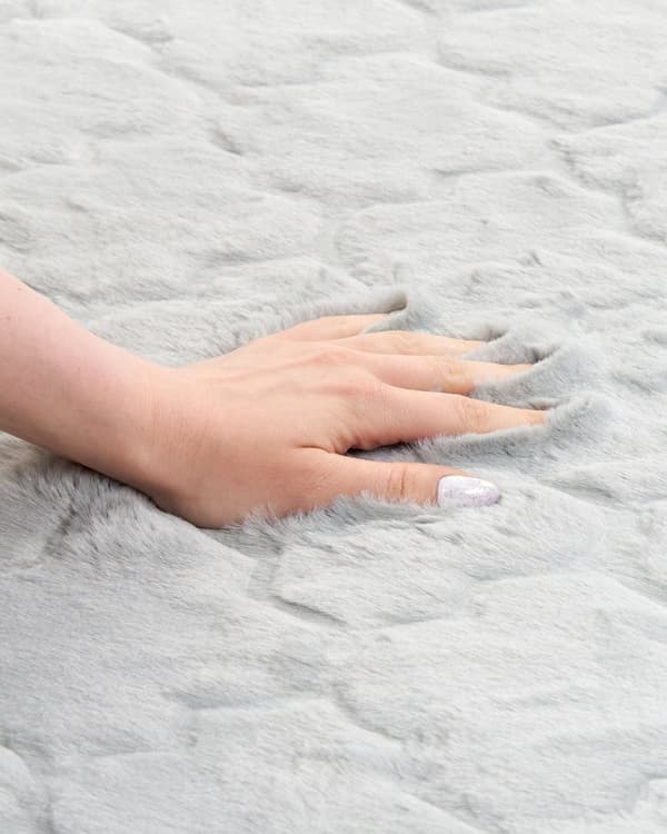 Fluffy Gulvtæppe Lysegrå Pels 80 x 150 cm Blødt Luv Tæppe til Soveværelse Moderne Pelstæppe Tilbehør til Stuen Ryatæppe Dekoration