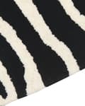 Miniatyrbillede 7 af 7: Børnetæppe i hvid og sort uld 100 x 160 cm med bomuldsbagside håndlavet til børneværelset med zebra-motiv