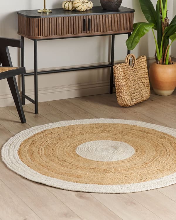 Beige og hvidt jutetæppe ø 140 cm dekorativt håndknyttet i boho-stil til entréen stuen