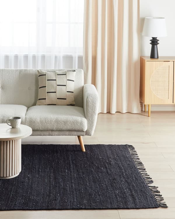 Sort jutetæppe 160 x 230 cm med kvaster håndknyttet i boho-stil til entréen