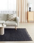 Miniatyrbillede 2 af 8: Sort jutetæppe 160 x 230 cm med kvaster håndknyttet i boho-stil til entréen