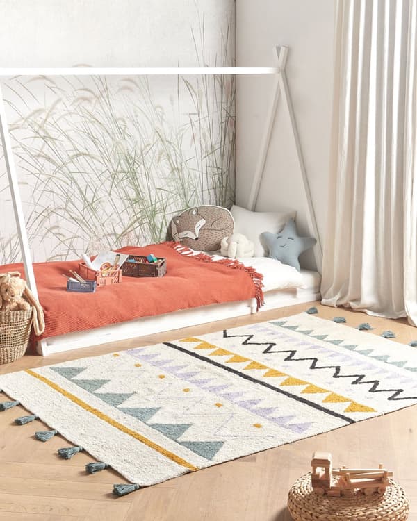 Abstrakt mønster i beige og grønn bomull 140 x 200 cm med lav luv og dusker til lekerom for barn
