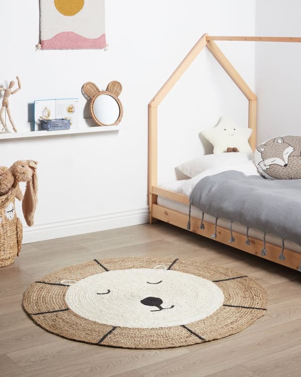 Gulvtæppe beige jute ø 120 cm rundt bjørnemotiv boho moderne stil stue børneværelse