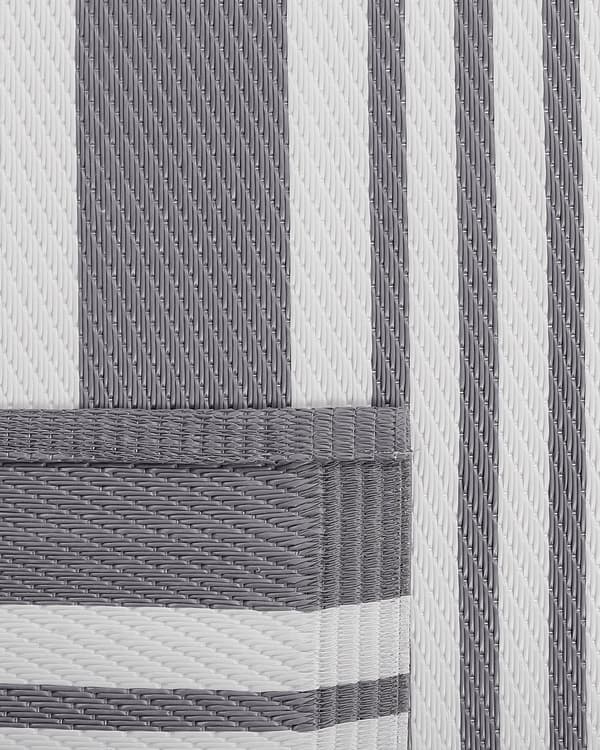 Utomhusmatta 120 x 180 cm av Syntetiskt Material i Grå Färg med Randigt Mönster i Modern Stil
