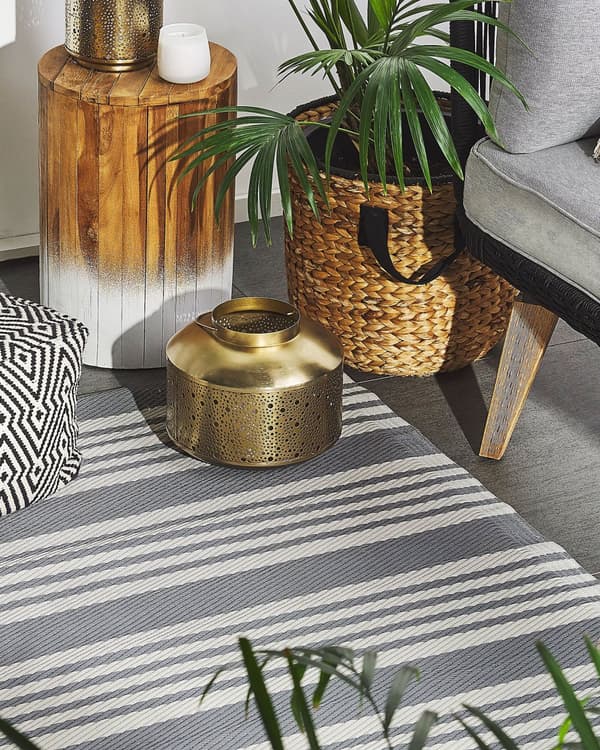 Utomhusmatta 120 x 180 cm av Syntetiskt Material i Grå Färg med Randigt Mönster i Modern Stil