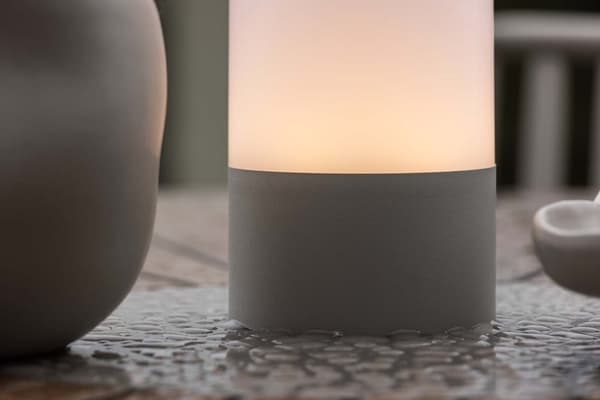 Tubu bordslampa LED utomhus grå.