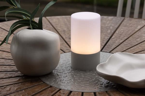 Tubu bordslampa LED utomhus grå.