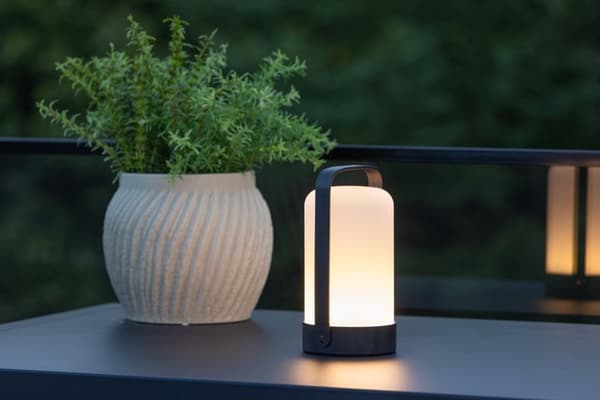 Fern bordlampe LED utendørs svart.