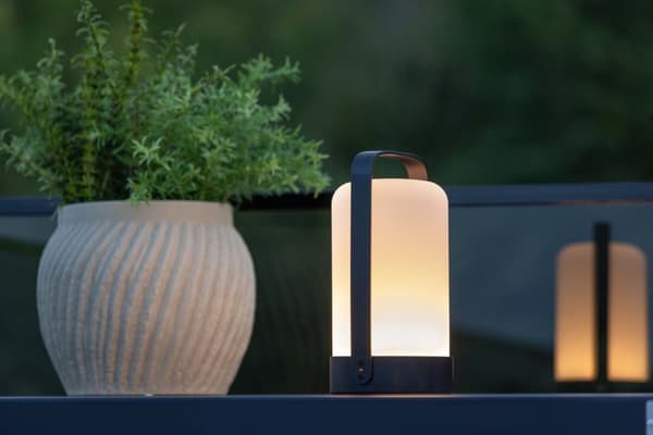 Fern bordlampe LED utendørs svart.