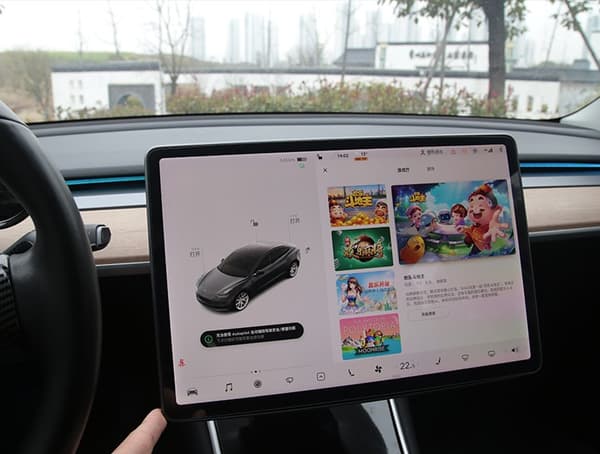 Tesla Model Y / 3 vridbar skärm / infotainment