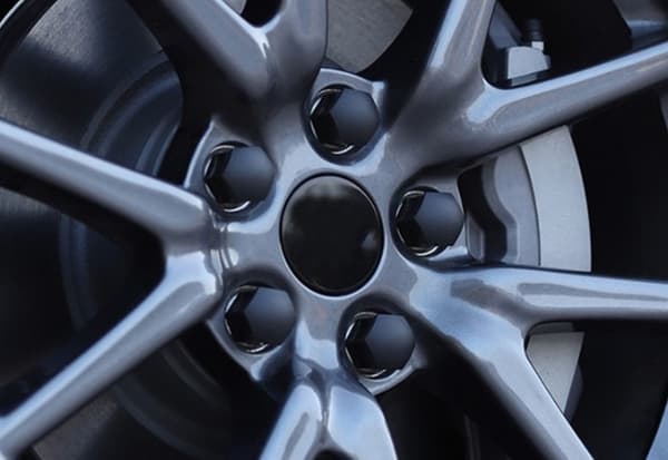 Mattsvarta hjulbultkåpor till Tesla bilar