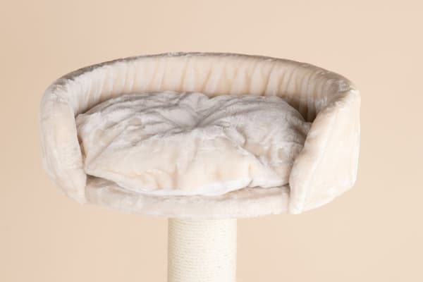 Catdream de Luxe kattoon ulottuva raapimistolppa on nimensä mukaisesti kissojen unelma, jossa on runsaasti makuu- ja leikkipaikkoja