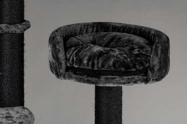 Catdream de Luxe kattoon ulottuva raapimistolppa on nimensä mukaisesti kissojen unelma, jossa on runsaasti makuu- ja leikkipaikkoja