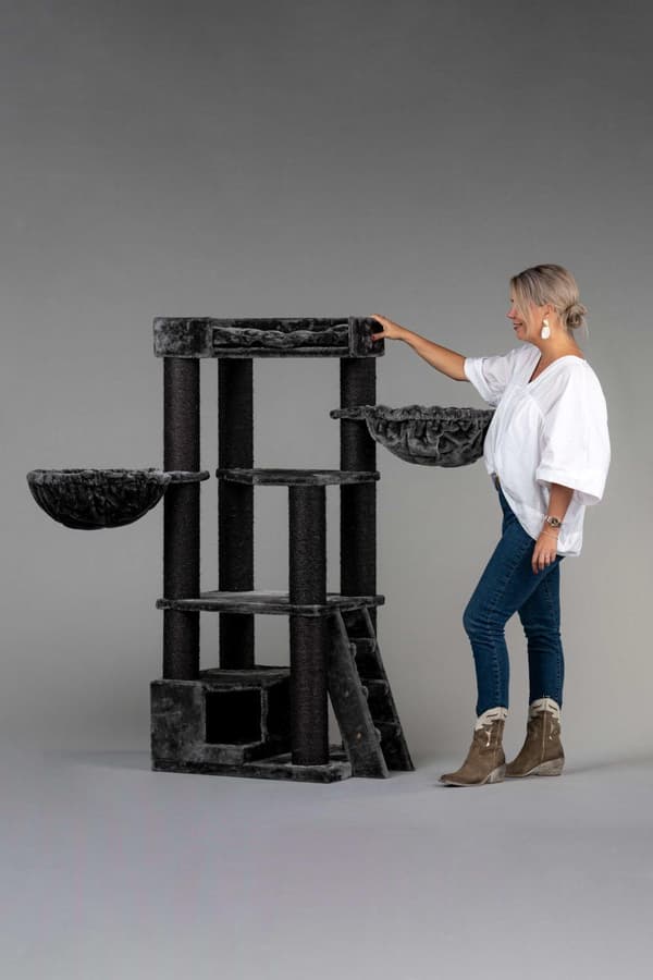 Corner Coon Blackline Mørkegrå – 151cm 47kg 12cm Ø pæle – Total størrelse 151x60x56cm – Kradsetræ til Store Katte – Produkt i Høj Kvalitet fra RHRQual