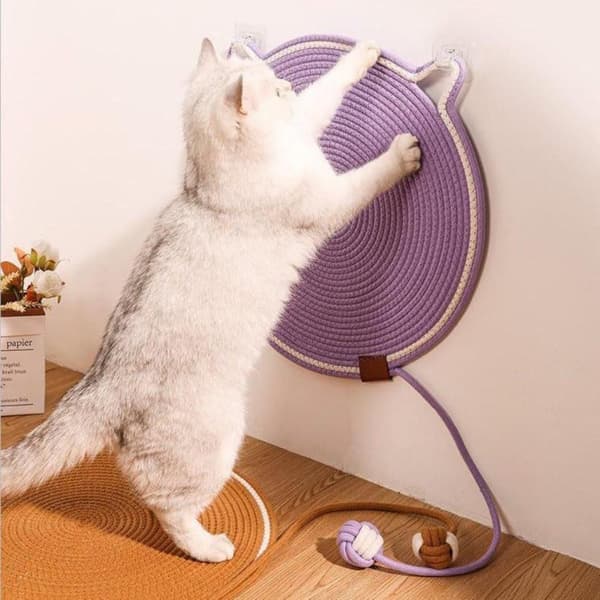 Kattklösmatta, bomullsbollleksak och kattöra designad klösmatta, hållbar klösvägg.