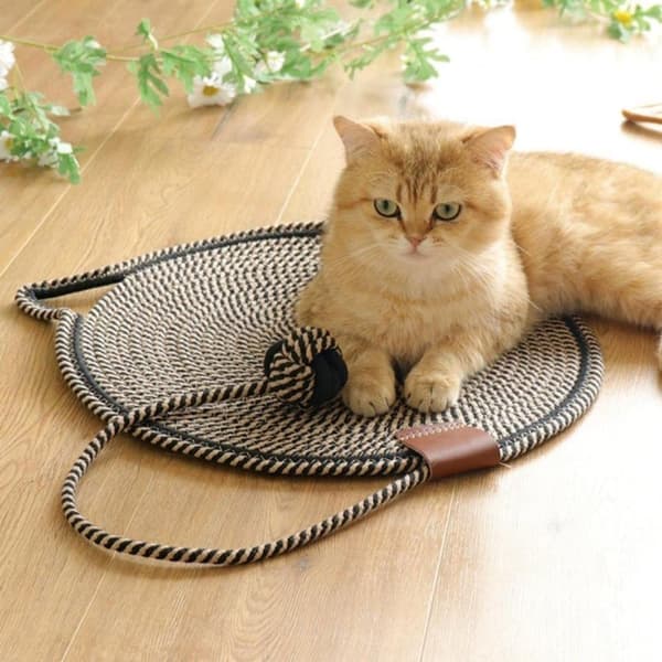 Kattklösmatta, bomullsbollleksak och kattöra designad klösmatta, hållbar klösvägg.