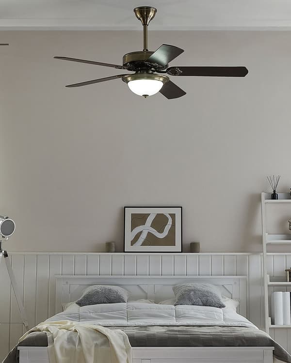 Traditionel loftsventilator med lys guld og mørkt træ, metal 5 blade fjernbetjening