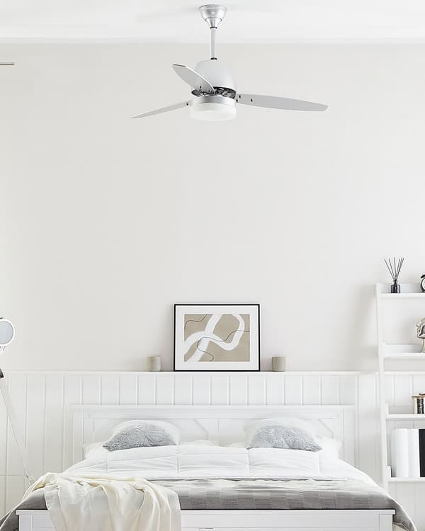 Loftventilator Hvid og Sølv Metal ø 122 x 56 cm 3 Blade Dekorativ Ventilator med Lys og Fjernbetjening Justerbare Højde Hængelampe