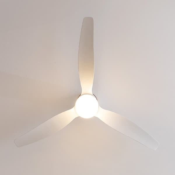 Cecotec 40 W 52" ceiling fan with remote control, Wi-Fi, IP44 protection, 6 speeds, 3 blades, winter-summer mode, and timer up to 8 hours.