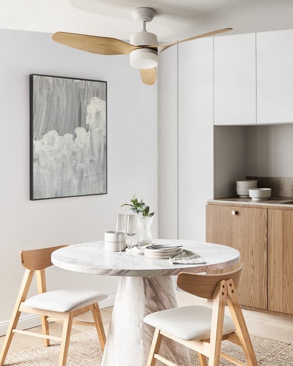 Takvifte med LED-lys Lysebrun Metall Tre Fjernkontroll Justerbar hastighet i 5 trinn Justerbart lys Timer Moderne design